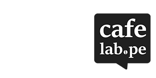 Logotipo de Café Lab Perú en fondo negro con fuente blanca estilizada.