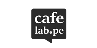 Logo de la marca Cafe Lab en un fondo negro, destacando el dominio web .pe para el mercado peruano.