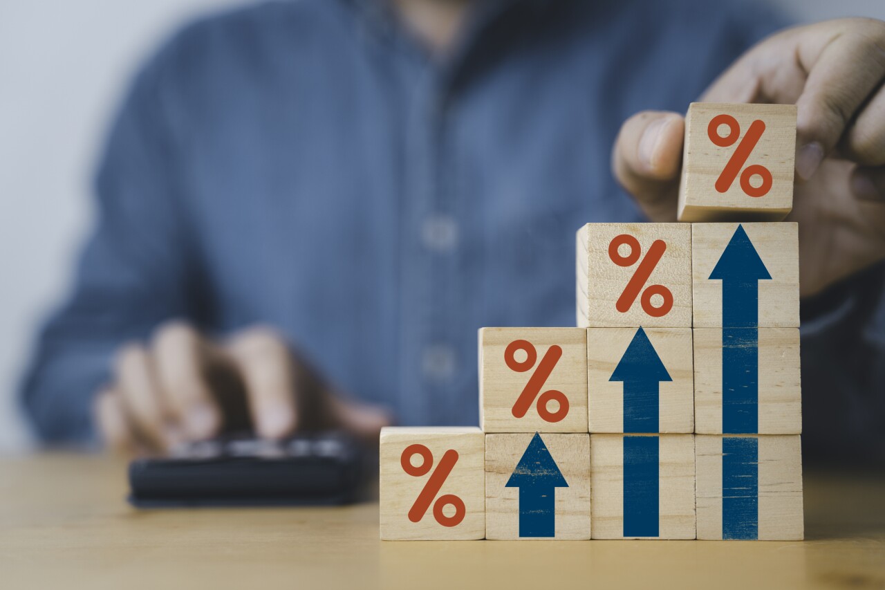 Bloques con flechas y porcentajes subiendo, simbolizando crecimiento económico y financiero.