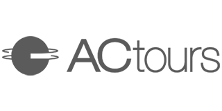 Logo gris con el texto AC tours y un diseño circular a la izquierda. Ideal para agencias de viajes y turismo.
