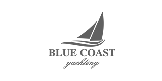 Logo de Blue Coast Yachting con imagen de velero en gris, simbolizando navegación y aventura marítima.