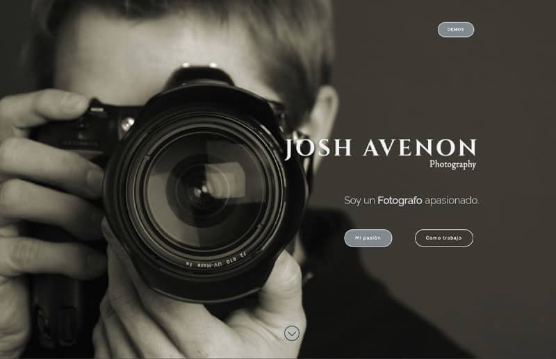 Fotógrafo Josh Avenon sosteniendo cámara, mostrando su pasión por la fotografía en un sencillo sitio web.