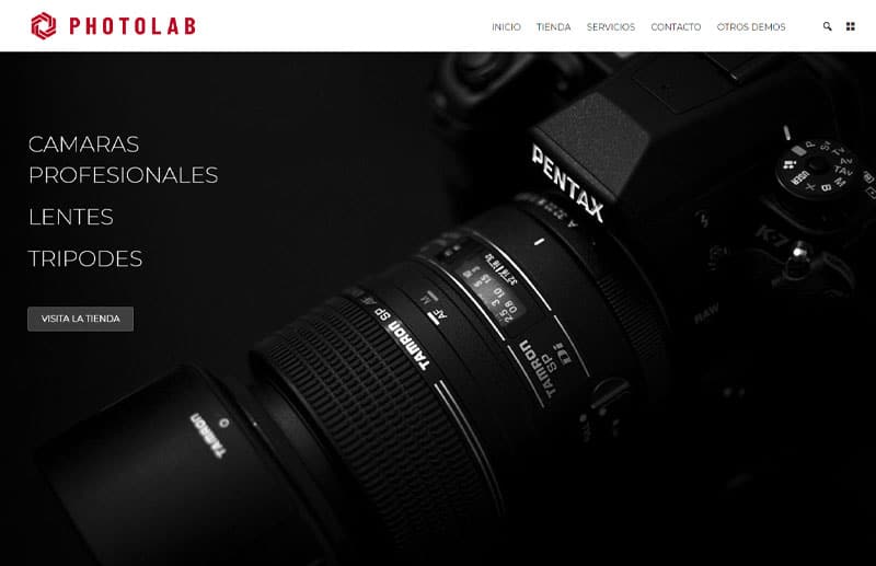 Cámara Pentax con lente Tamron, destacando la calidad de productos profesionales en Photolab. Visita nuestra tienda.