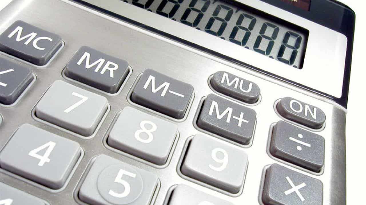 Calculadora de escritorio con pantalla digital y teclado numérico visible, utilizada para realizar operaciones matemáticas.