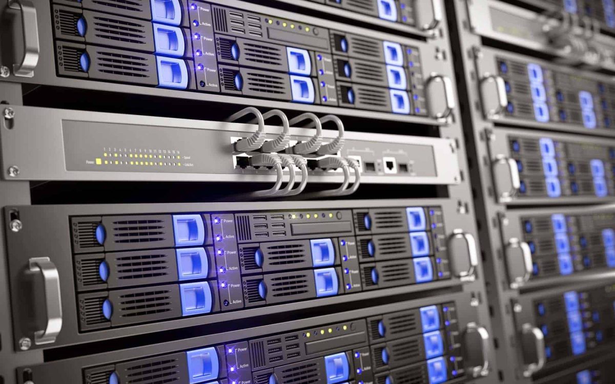Servidores en un centro de datos, destacados por luces azules, listos para procesar y almacenar información.