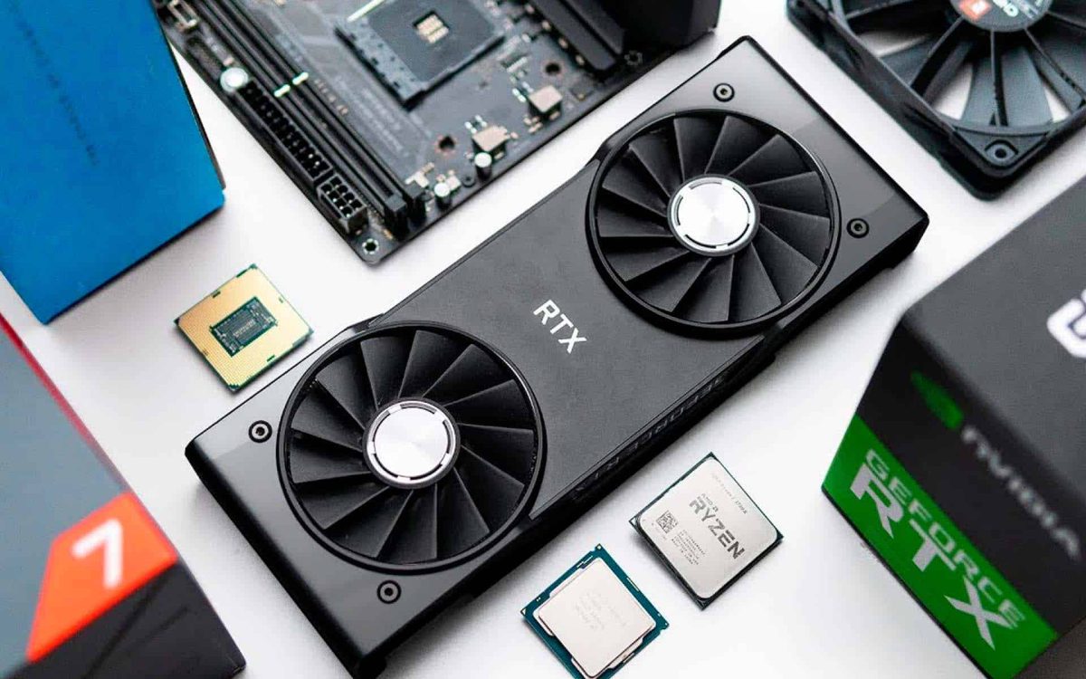 Placa gráfica RTX y componentes de PC, incluyendo CPU y placa base, sobre una superficie blanca. Perfecto para gamers.