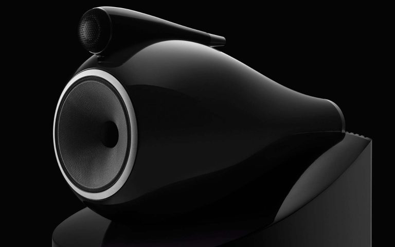 Altavoz de diseño elegante en color negro, con un acabado brillante y estructura aerodinámica.