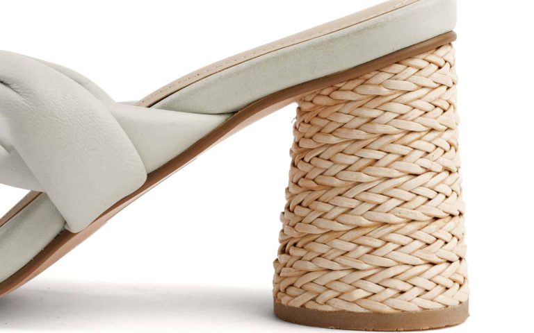 Sandalia de tacón trenzado en color blanco, ideal para un estilo fresco y veraniego. Perfecta para cualquier ocasión.