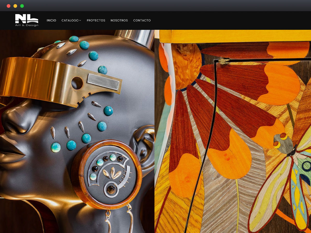 Escultura futurista de cabeza metálica y arte floral en madera. Diseño artístico innovador.