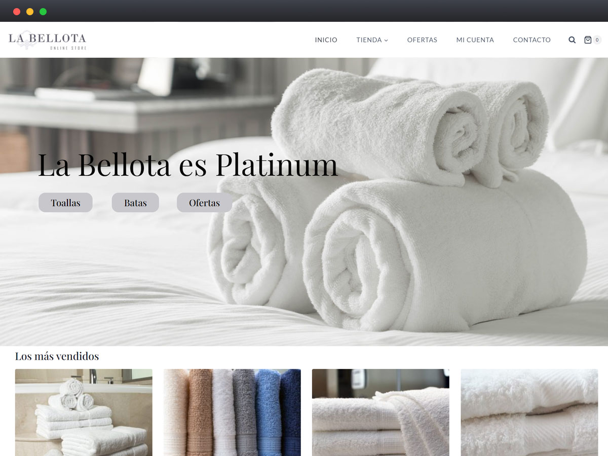 Toallas blancas de lujo enrolladas en cama, promoción de productos La Bellota.