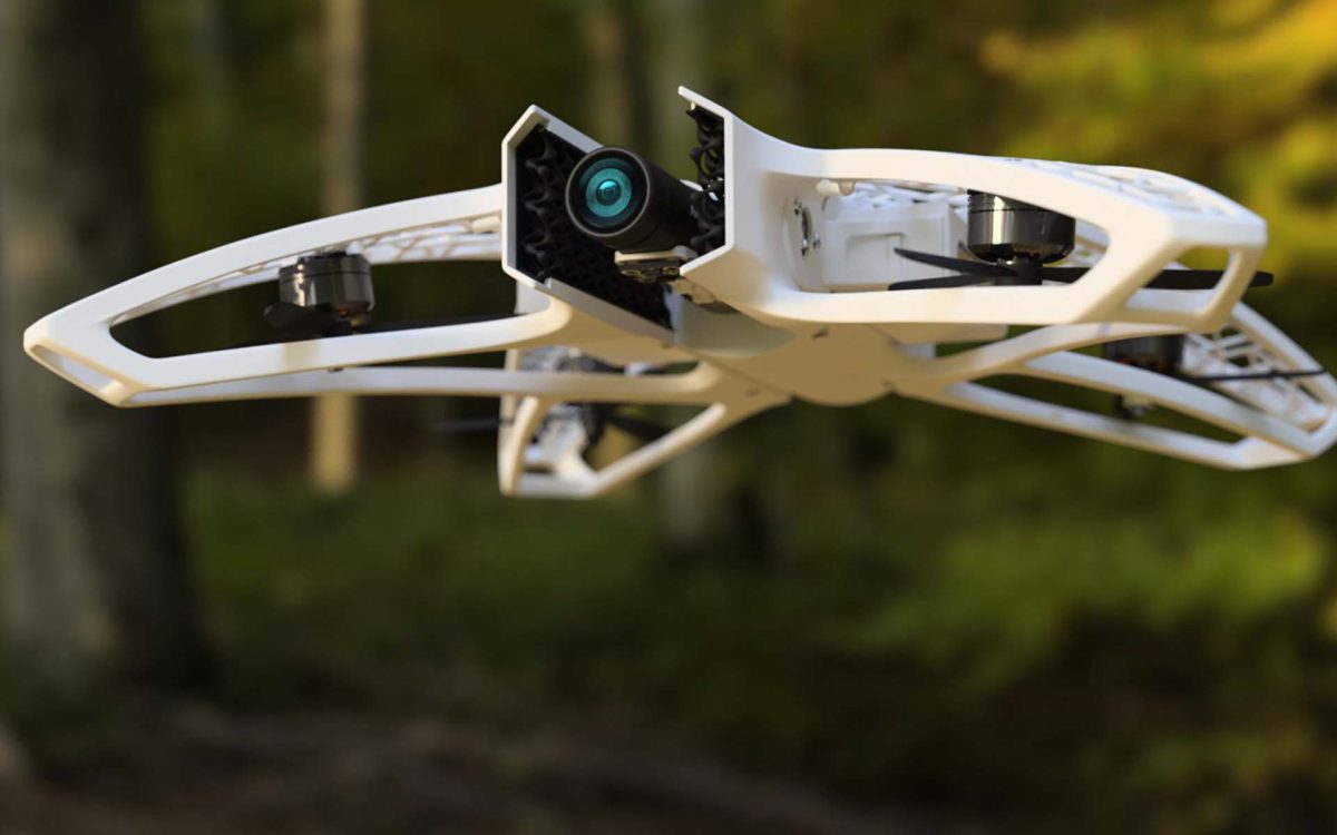 Dron blanco volando sobre un fondo natural, equipado con cámara, ideal para fotografía aérea y exploración.